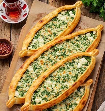 Burdur Usulü Peynirli ve Kıymalı Pide
